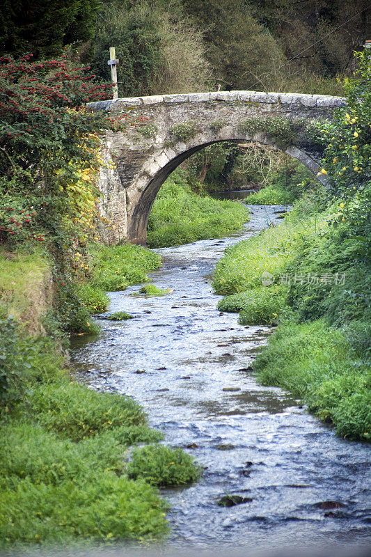 Pasatiempo历史行人桥在Mondoñedo，加利西亚，西班牙。