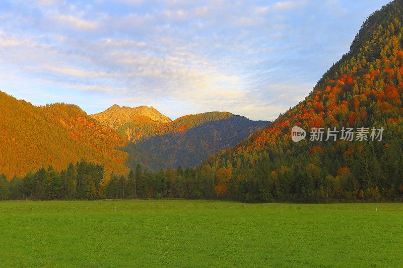 阿尔卑斯山景观在奥地利Tirol，附近Karwendel山脉和巴伐利亚阿尔卑斯山在德国-雄伟的高山景观在金色的秋天，戏剧性的Tyrol雪山全景和田园式的Tirol草地，奥地利