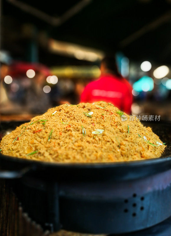 街头小吃市场的一大锅刚煮熟的米饭