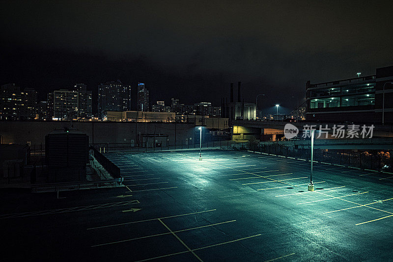 芝加哥晚上的大型废弃城市停车场和车库。