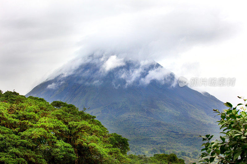 阿雷纳尔火山上空的云彩，阿雷纳尔火山国家公园，哥斯达黎加