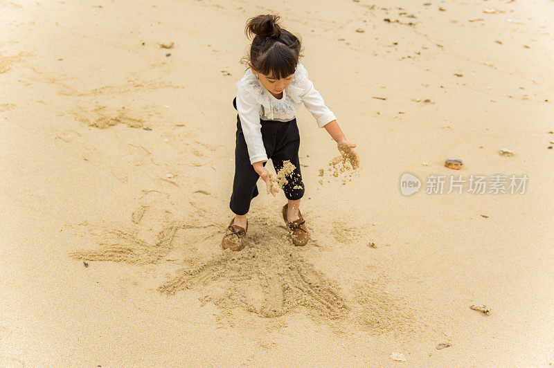 妈妈和小女孩在海滩上玩