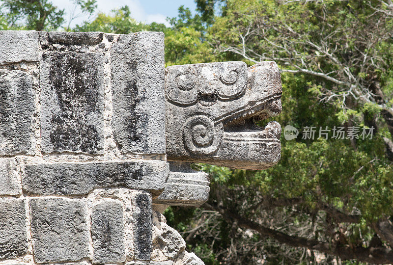 奇琴伊察玛雅遗址的蛇头石雕