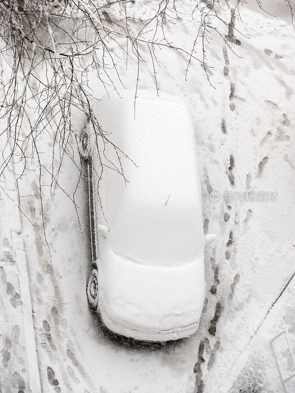 汽车被雪覆盖着。