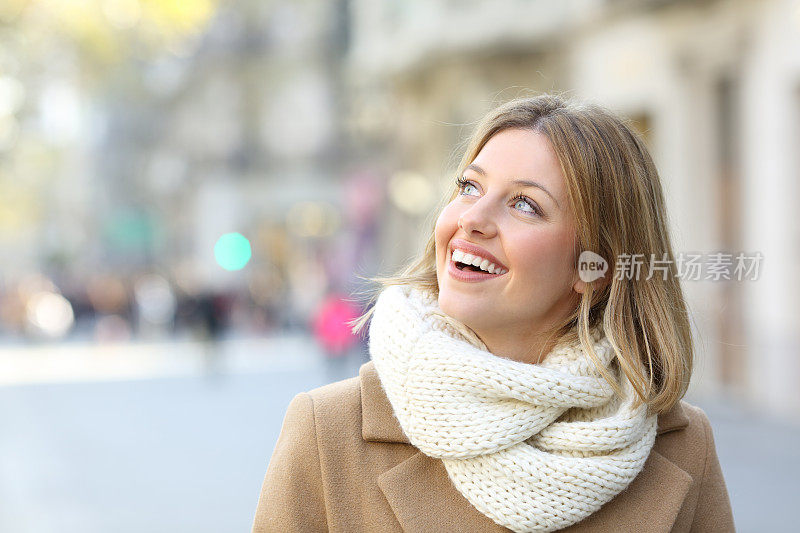 快乐的女人看着路边的冬天