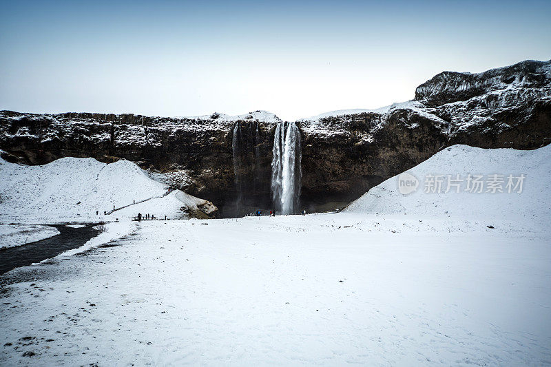 雪下的冰岛Seljalandsfoss瀑布