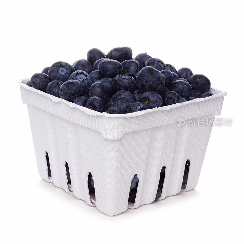 蓝莓在纸盒中孤立在白色