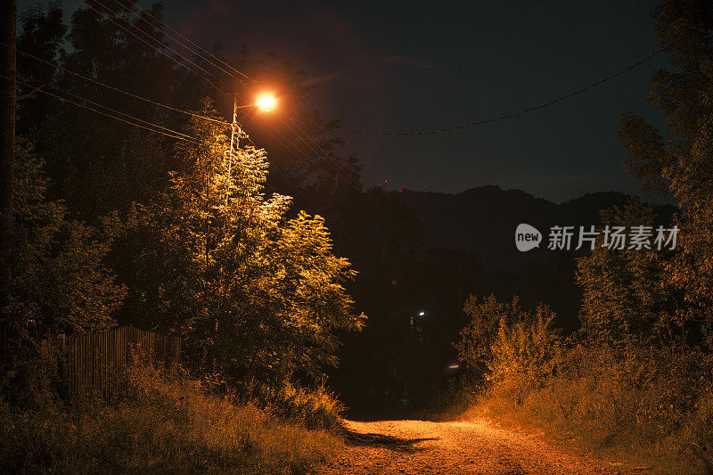 夜晚的乡村路