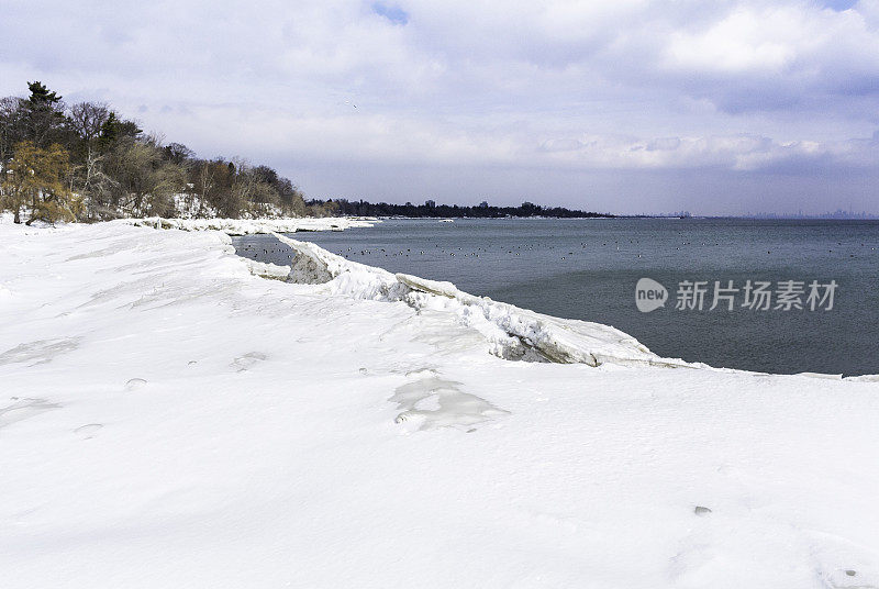 湖岸边