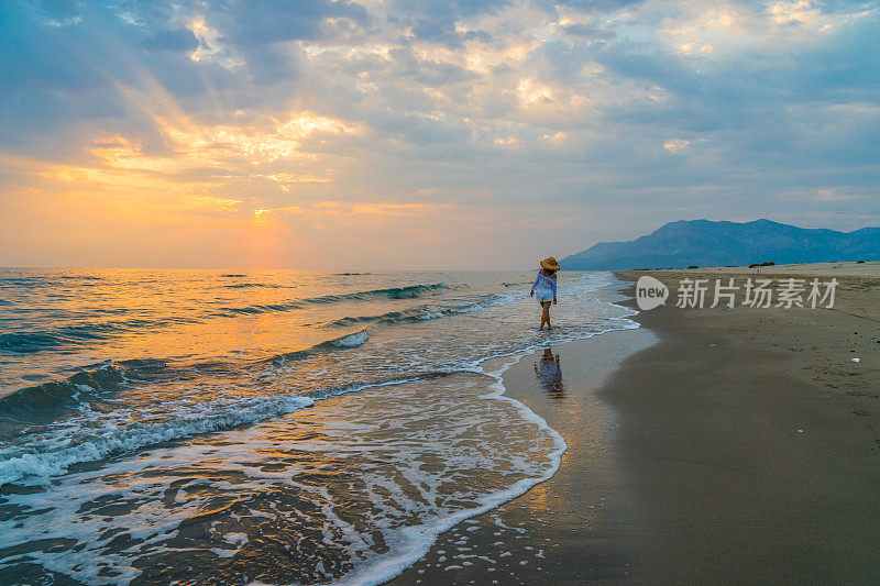 女人正奔向大海