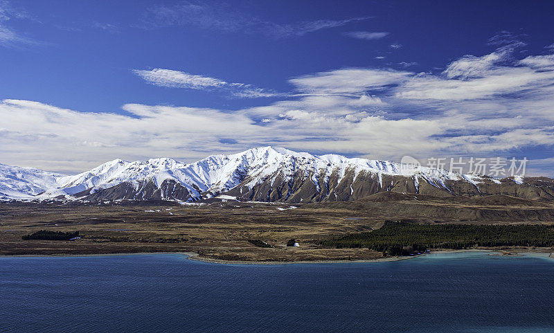 山脉和特卡波湖