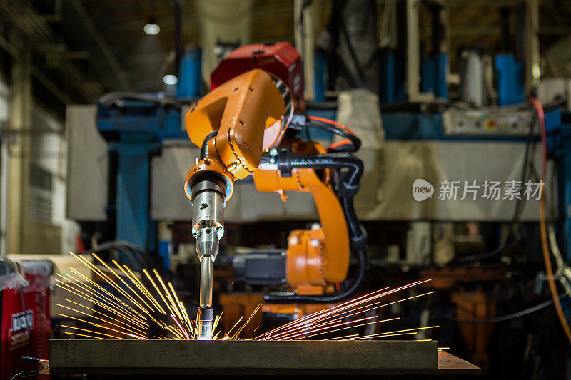 机器人是汽车工业中焊接金属零件的一种