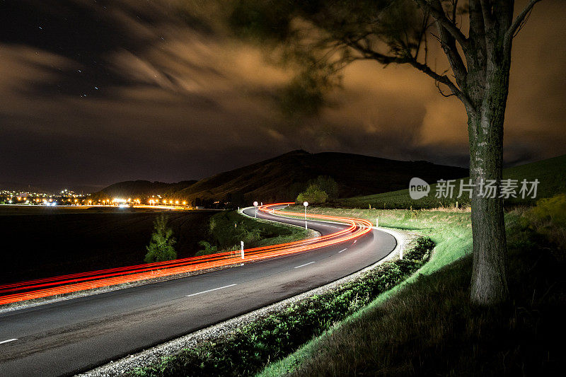 夜间道路上的车辆。