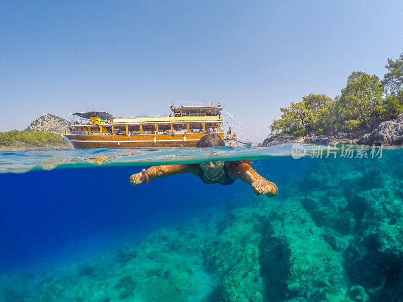 Göbün湾在Göcek。漂浮在海底的女士。