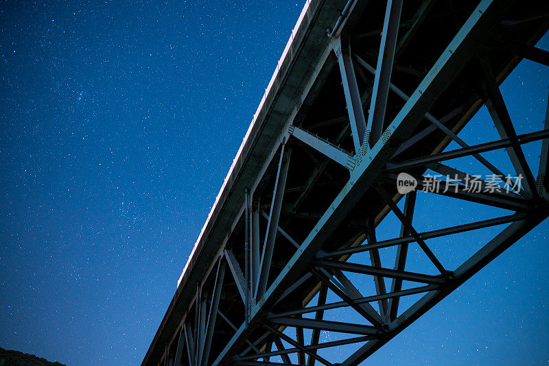 在繁星满天的夜晚，一座桥