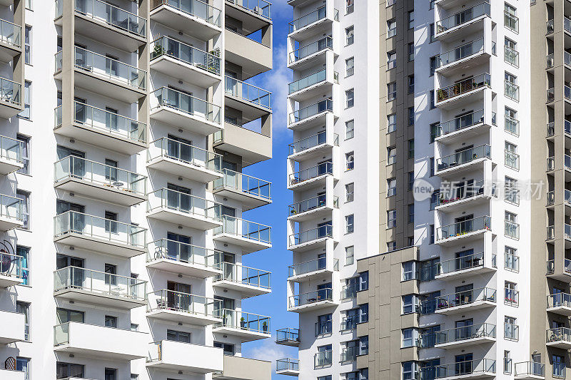 阳台在现代白色住宅小区