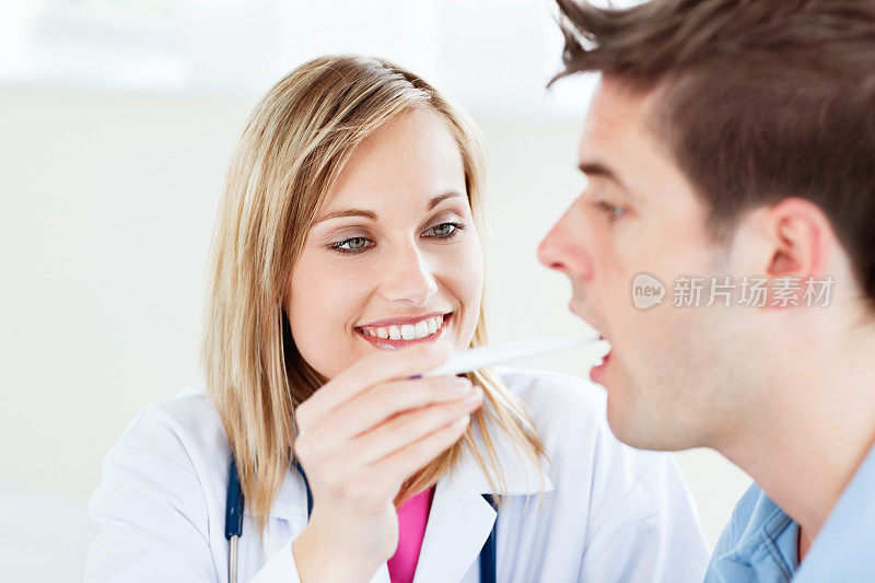 一个女医生的肖像取唾液样本的男性病人与棉芽