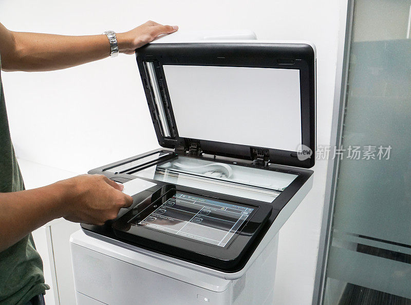 商务人员使用模拟钥匙卡授权在办公室打印机上打印文件