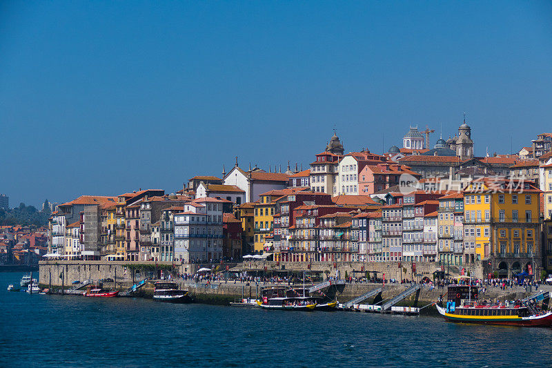 葡萄牙的波尔图街头河前面