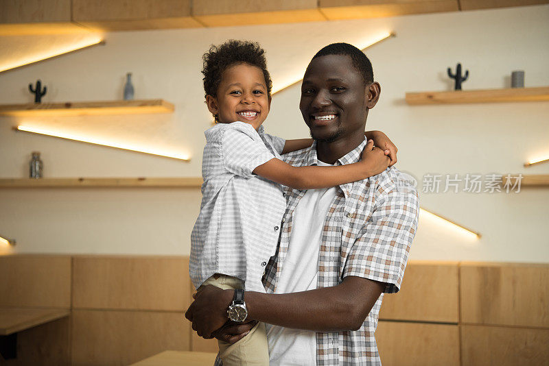 非裔美国人父亲和孩子拥抱