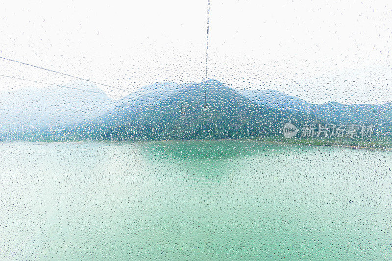 昂坪缆车雨时玻璃窗上的水滴，山海景色。