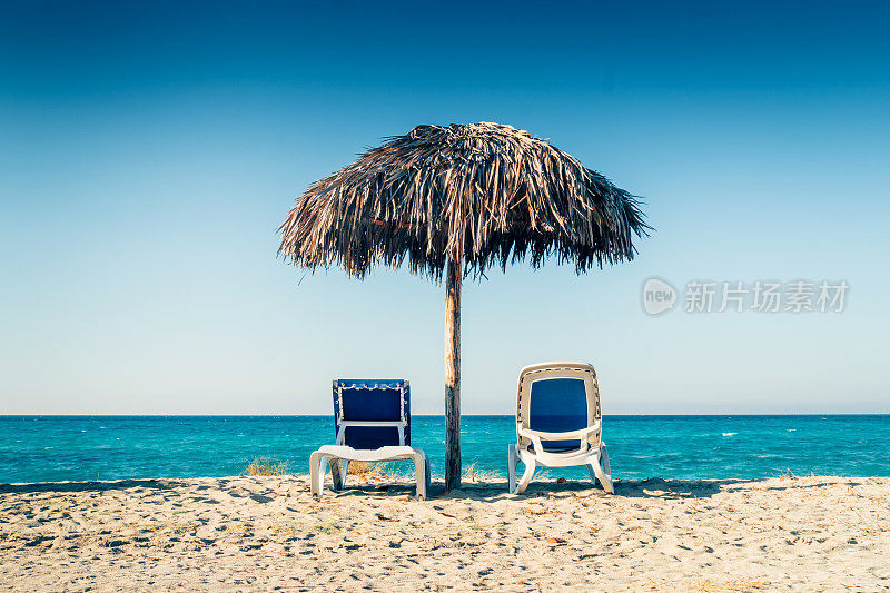 配有太阳躺椅的加勒比海滩