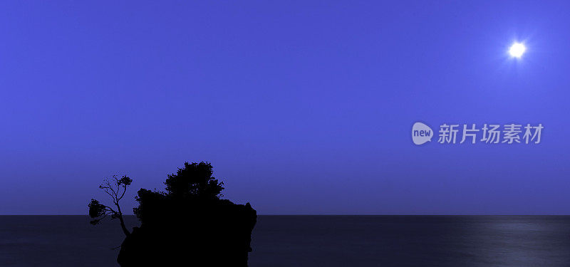 克罗地亚马卡尔斯卡里维埃拉，月亮在卡门布雷拉和亚得里亚海