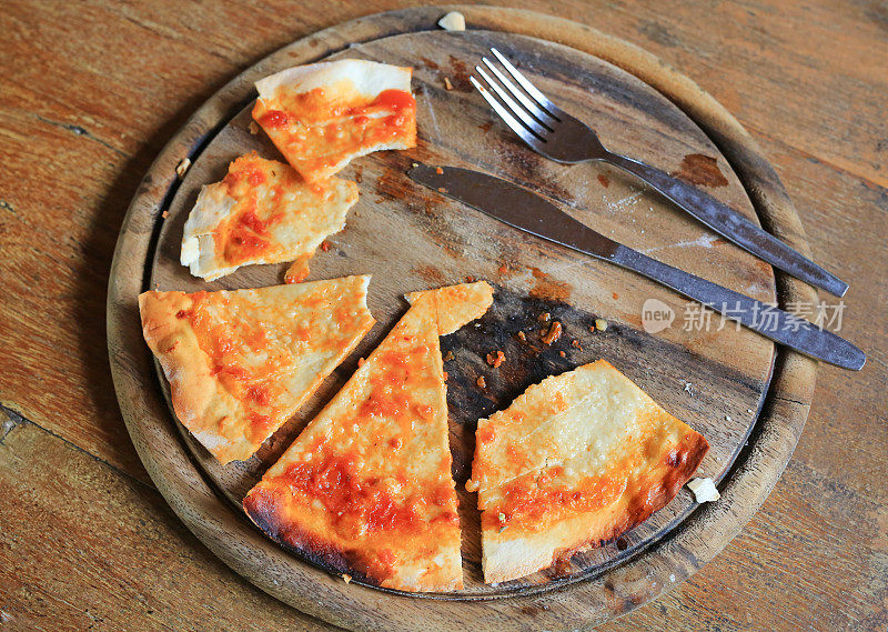 食物浪费，一块披萨还在盘子里。
