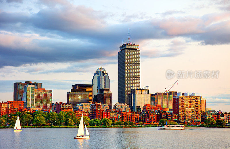 马萨诸塞州波士顿查尔斯河上的帆船