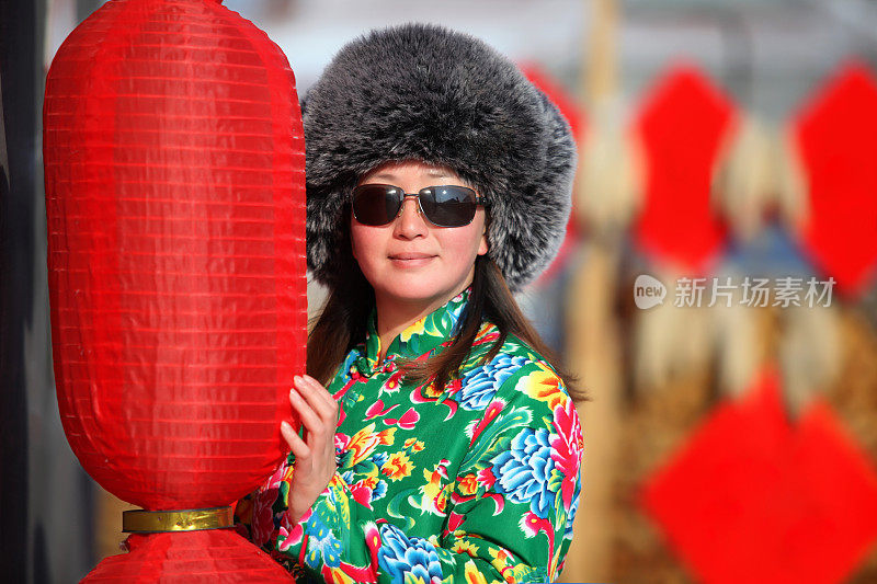 新年那天，站在大红灯笼旁的中国妇女