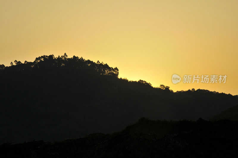 夕阳中的龙泉山