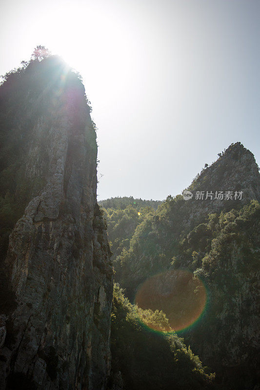 日出越过陡峭的山脉和森林