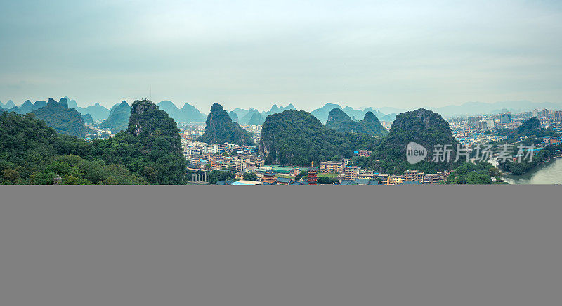 桂林喀斯特山脉的全景