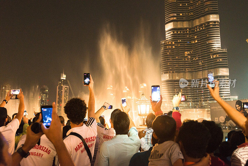 人们在迪拜拍摄喷泉
