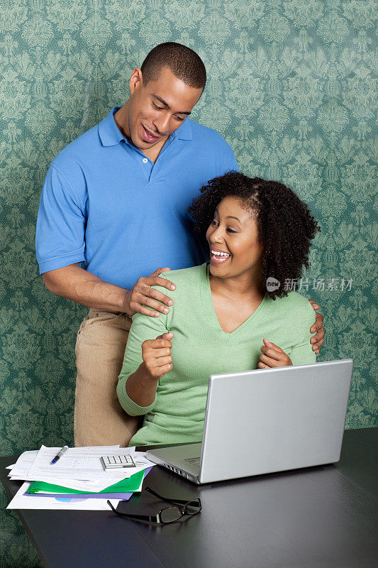 快活的非裔美国夫妇在做家庭账目
