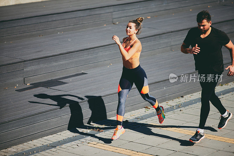 男士与私人教练慢跑。