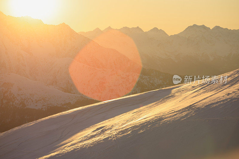 山顶的高山景观。意大利阿尔卑斯山滑雪场。航道Tonale。意大利、欧洲。