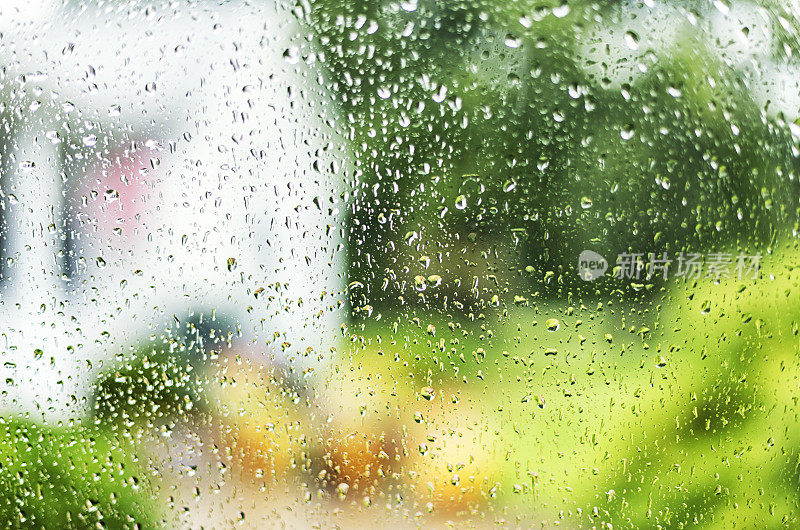 透过抽象的雨滴窗口看