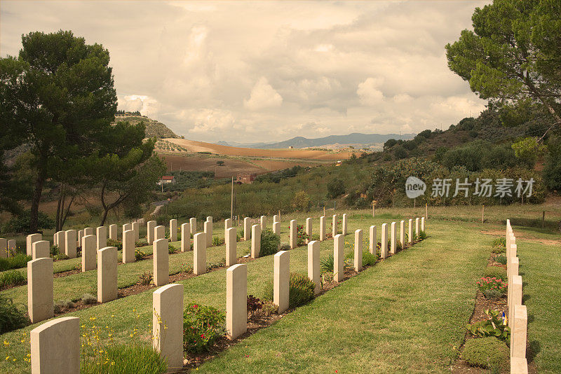 纪念那些为我们牺牲的人们，第二次世界大战加拿大战争公墓，意大利西西里岛阿吉拉