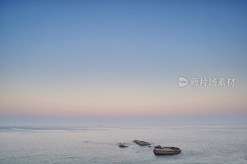 清晨的海岸自然景观在海洋和岩石群岛的背景