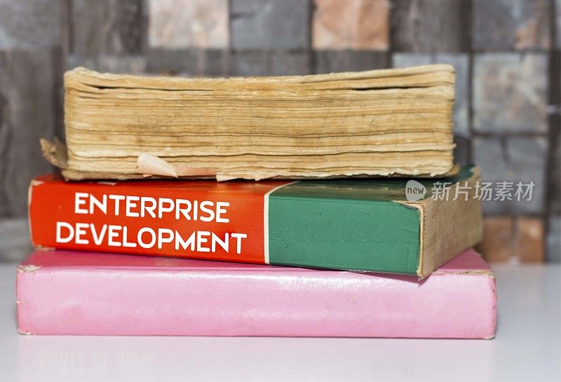 企业发展-商业图书标题木制白色桌子