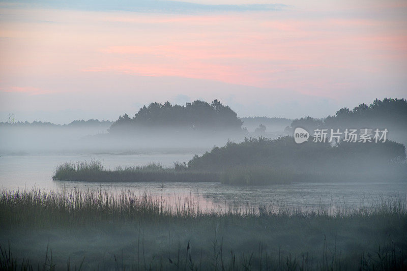 黎明时分的Chincoteague岛