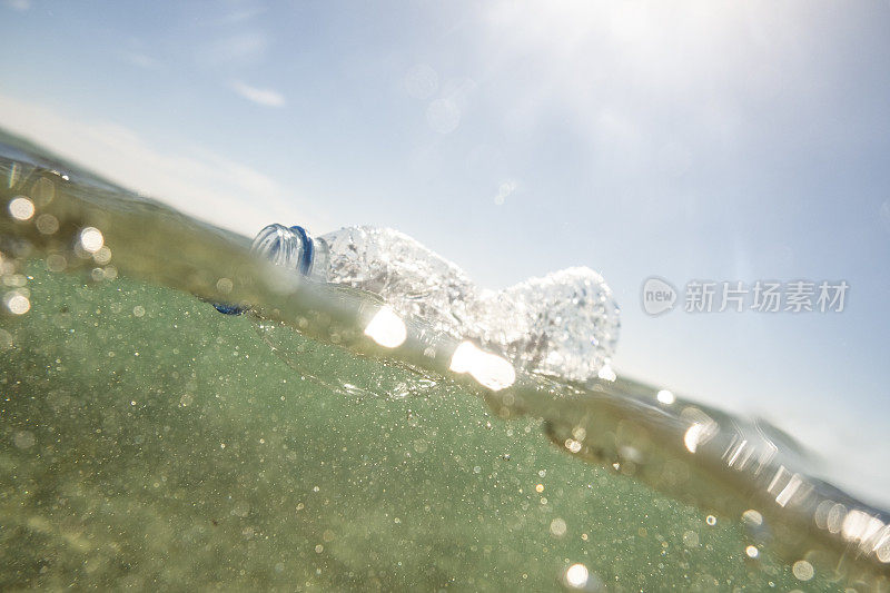 漂浮在海面上的废弃塑料瓶。