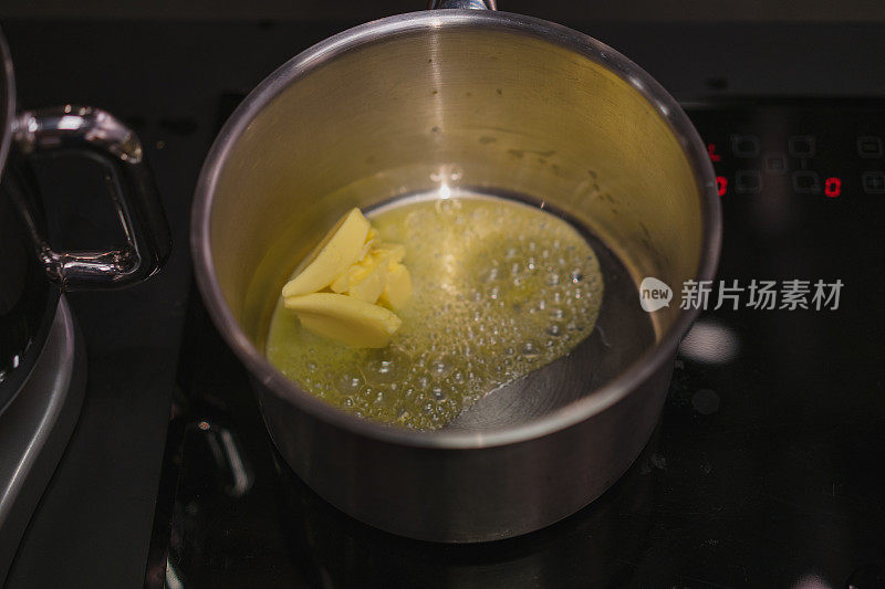 黄油在平底锅里融化
