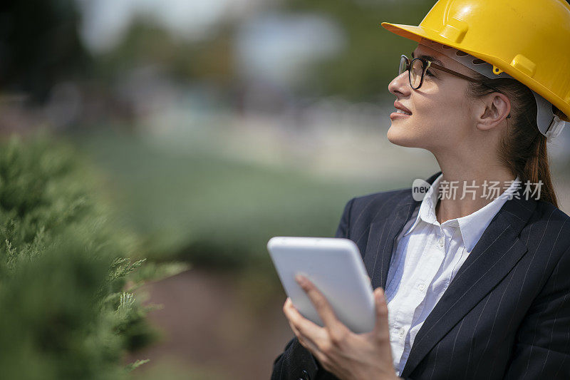 户外年轻女建筑师