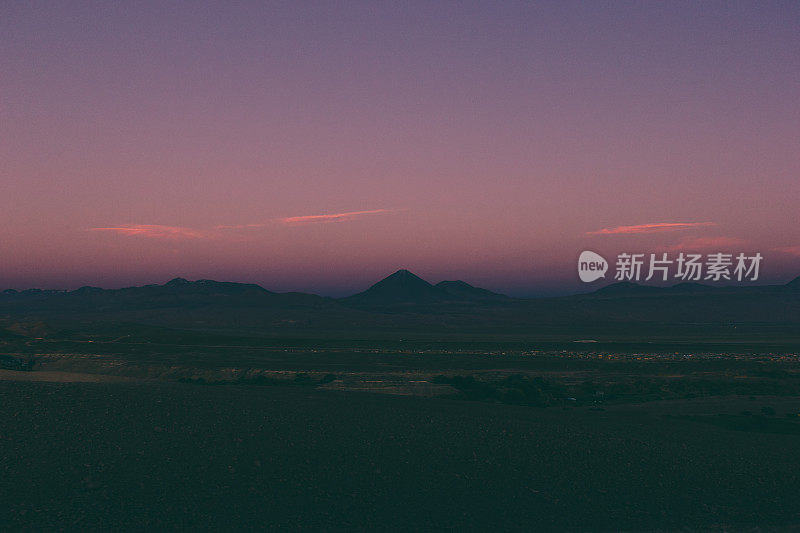 阿塔卡马沙漠里的利坎卡武尔火山被最后一缕阳光照亮。
