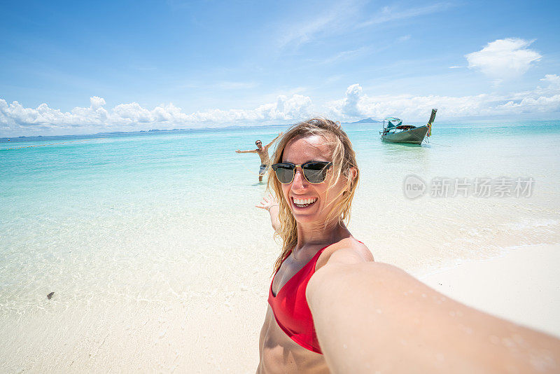 一名年轻女子在泰国海滩上自拍。人们旅行豪华度假乐趣和酷的态度概念