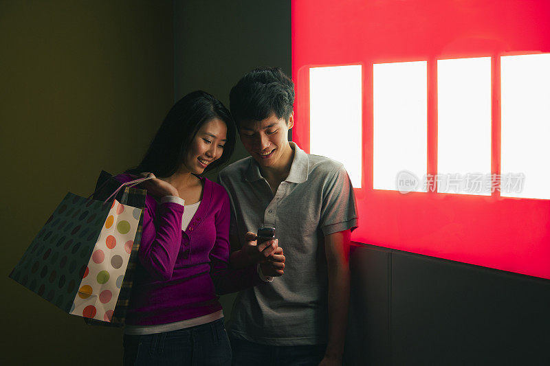中国夫妇用手机购物