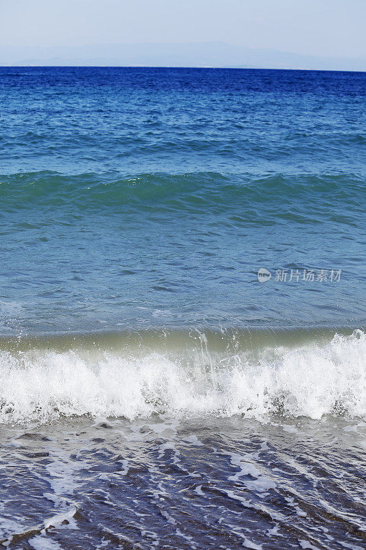 海浪撞击海岸