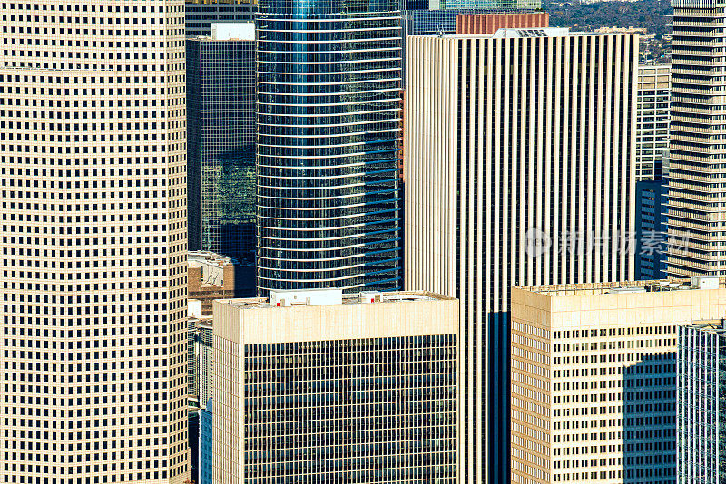 城市中心摩天大楼的特写